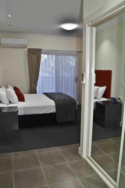 Swagsman Motel Miles Екстер'єр фото